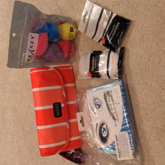 New! Cosmetic travel bag and cosmetic tools set - Picture 2 of 15